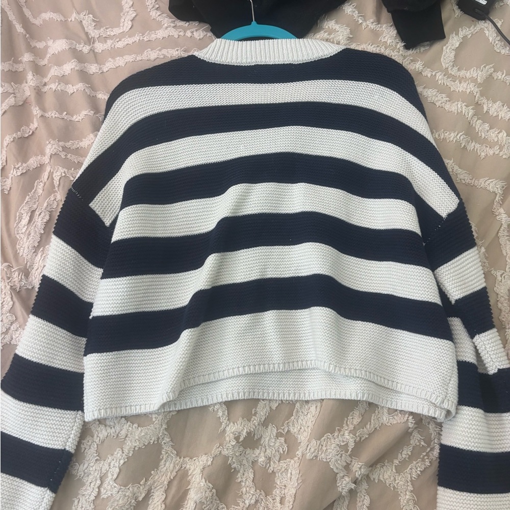 ♥️🤩 CLOSET CLEANOUT🤩♥️ NEW knitted sweater!!